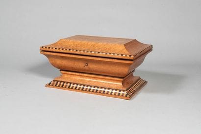 Coffret à châles en placage de loupe d'Amboine,...