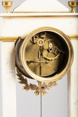 Pendule portique en marbre et bronzes ciselés...
