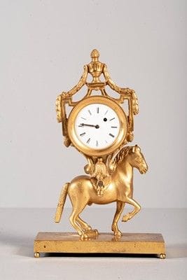 Petite pendule d'alcôve en bronze ciselé...
