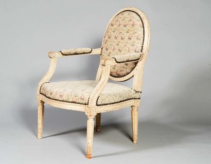 Fauteuil en bois laqué crème mouluré à dossier...