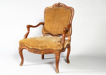 Large fauteuil en noyer mouluré et sculpté...