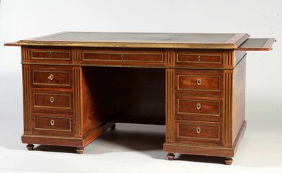 Bureau à caisson en acajou et placage d'acajou...