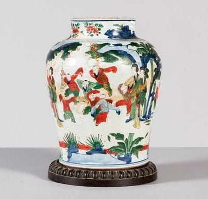 Potiche en porcelaine de Chine à décor tournant...