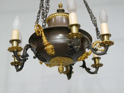 
Lustre en bronze et tôle patinés, décor...