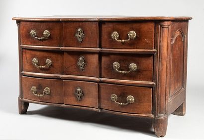 Commode en noyer ouvrant à 3 tiroirs à profil...