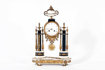 Pendule portique en marbre et bronze ciselé...