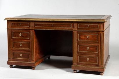 Bureau à caisson en acajou et placage d'acajou...