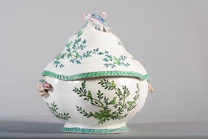 
Soupière en faïence à décor d'oiseaux branchés,...