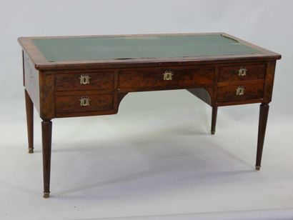 Bureau en acajou et placage d'acajou ouvrant...