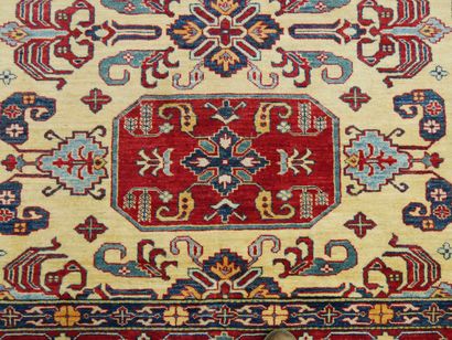 Grand tapis Kazakh géométries, 241 x 177...