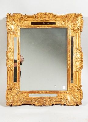 Dans un encadrement à parcloses en bois sculpté...