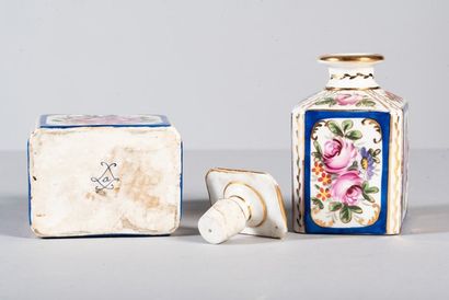 Paire de flacons à parfum en porcelaine de...