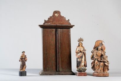 Dans un tabernacle ouvrant à 2 portes, 3...