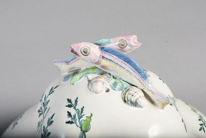 
Soupière en faïence à décor d'oiseaux branchés,...
