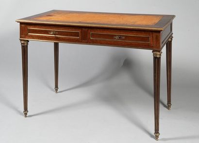 Bureau plat en acajou et placage d'acajou...
