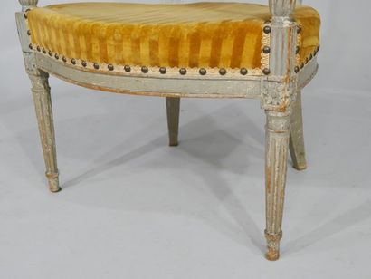 Suite de 8 fauteuils en hêtre laqué, dossiers...