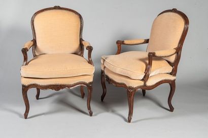 Paire de larges fauteuils à dossiers plats...