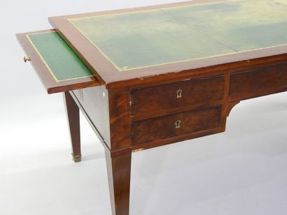 Bureau en acajou et placage d'acajou ouvrant...