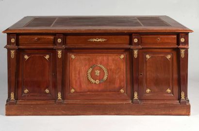 Cabinet de travail en acajou et placage comprenant...