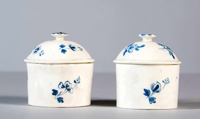 
Deux pots à fard cylindriques en porcelaine...