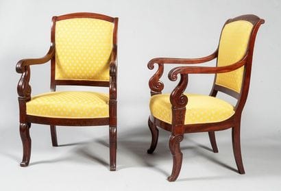 Paire de fauteuils en acajou et placage d'acajou,...