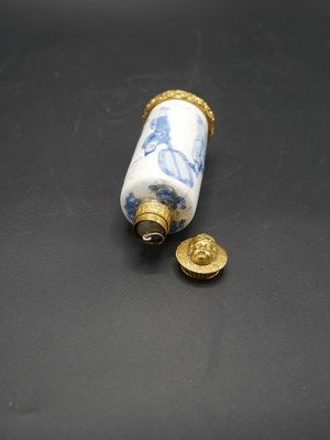 Paire de flacons à parfum en porcelaine de...