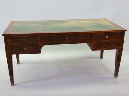 Bureau en acajou et placage d'acajou ouvrant...