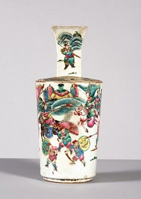 
Vase en porcelaine à col quadrangulaire...