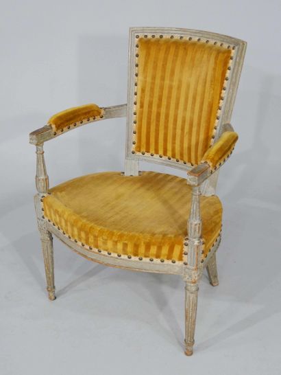Suite de 8 fauteuils en hêtre laqué, dossiers...