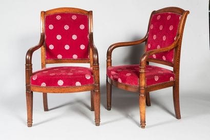 Paire de fauteuils en acajou et placage d'acajou...