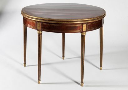 Table demi-lune en acajou et placage à ramage....