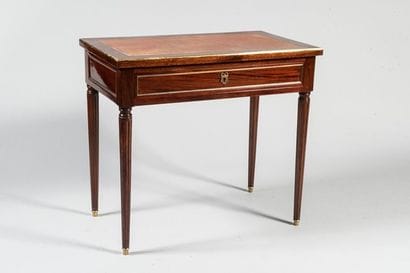 Petit bureau plat de dame en acajou et placage...