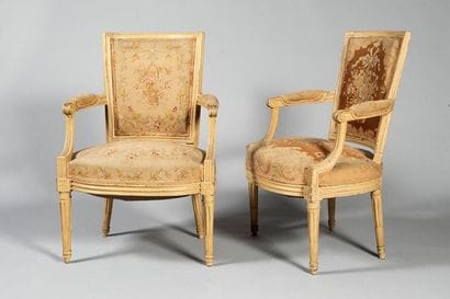 Paire de fauteuils à dossiers trapézoïdaux...