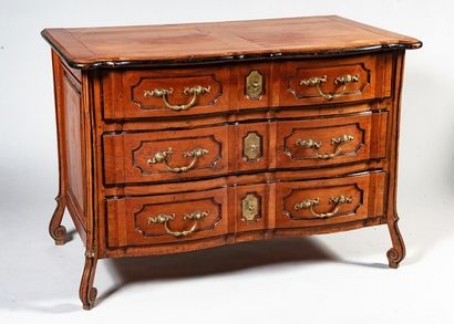 Commode en merisier à façade en arbalète....