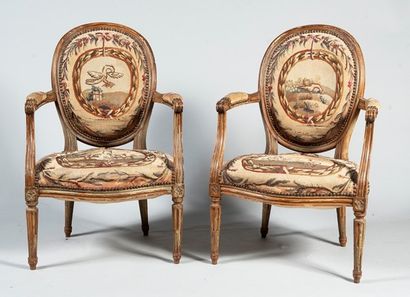 Paire de fauteuils en bois mouluré et patiné...