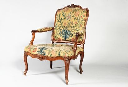 Important fauteuil à dossier plat en bois...