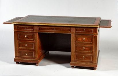 Bureau à caisson en acajou et placage d'acajou...