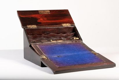Ecritoire de voyage en bois noirci et marqueterie...