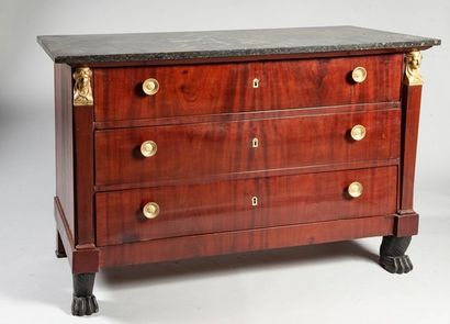 
Commode en acajou et placage d'acajou ouvrant...