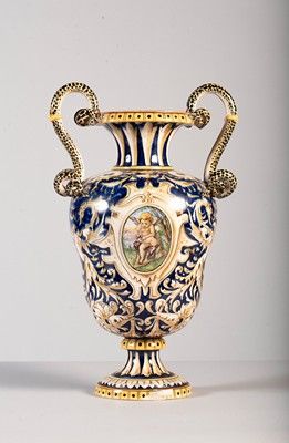 Vase Médicis en faïence italienne à anses...