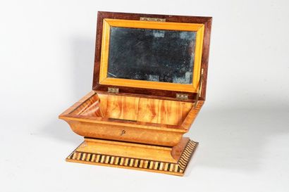 Coffret à châles en placage de loupe d'Amboine,...