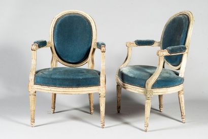 
Paire de fauteuils cabriolets en bois laqué...