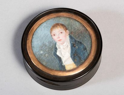 Boîte ronde en écaille ornée sur le couvercle...