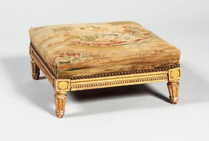 Tabouret de pied en bois doré à décor de...
