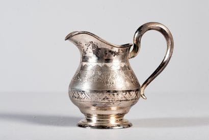 Petit pot à lait en argent à registres gravés...