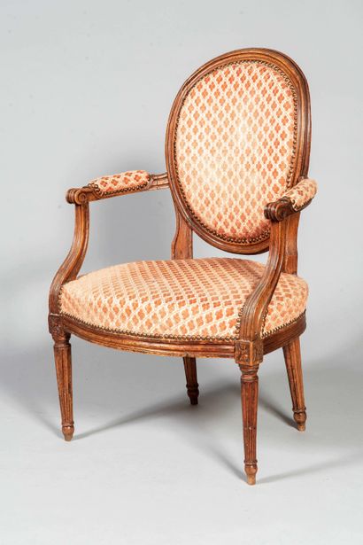 Fauteuil cabriolet à dossier médaillon en...