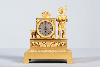 Petite pendule d'alcôve en bronze ciselé...