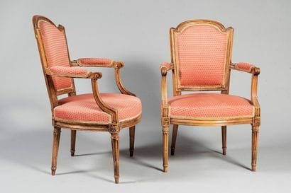Paire de fauteuils cabriolets en hêtre naturel,...