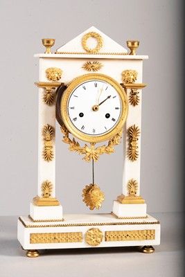 Pendule portique en marbre et bronzes ciselés...