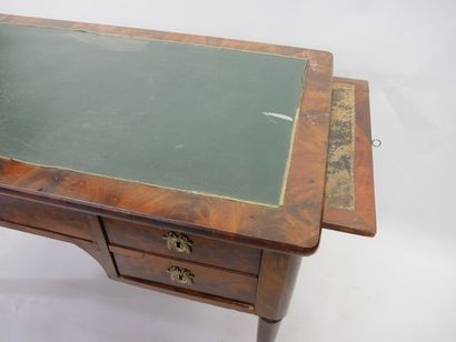Bureau en acajou et placage d'acajou ouvrant...